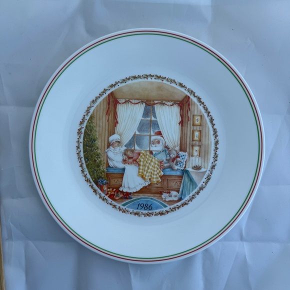 Corelle Christmas Series- 1986 - Picture 1 of 4